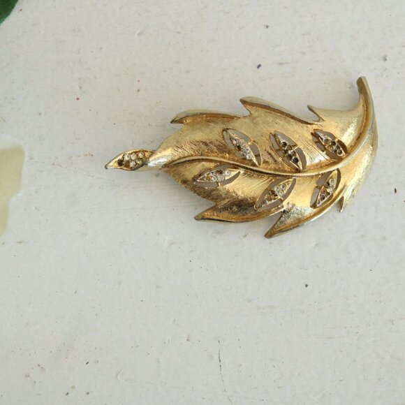 Vintage 1950s 1960s Brooch, Gold Tone Leaf with Rhinestone Clusters Cocktail Pin - Picture 1 of 10